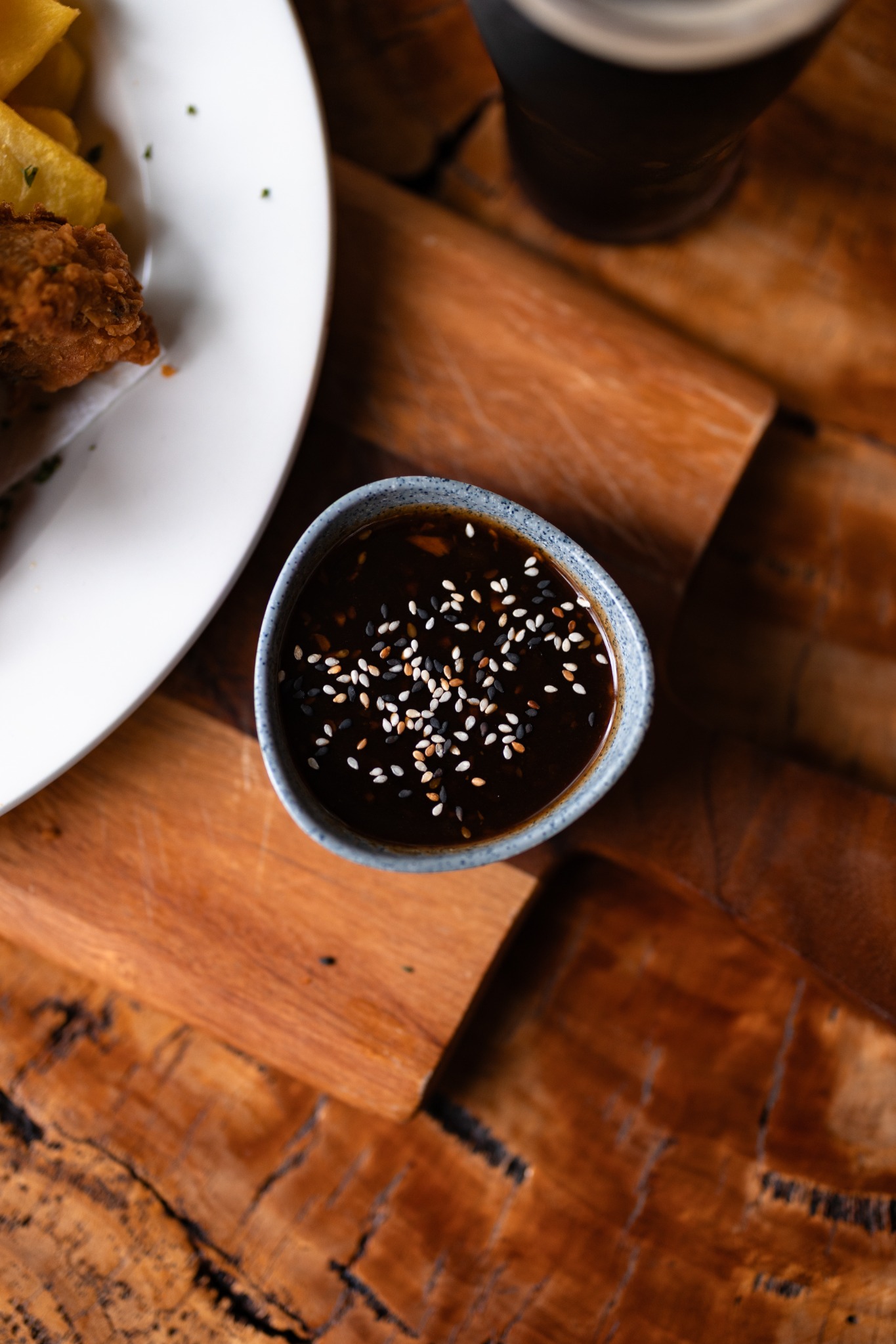 Duck Inn fried chicken with drinks